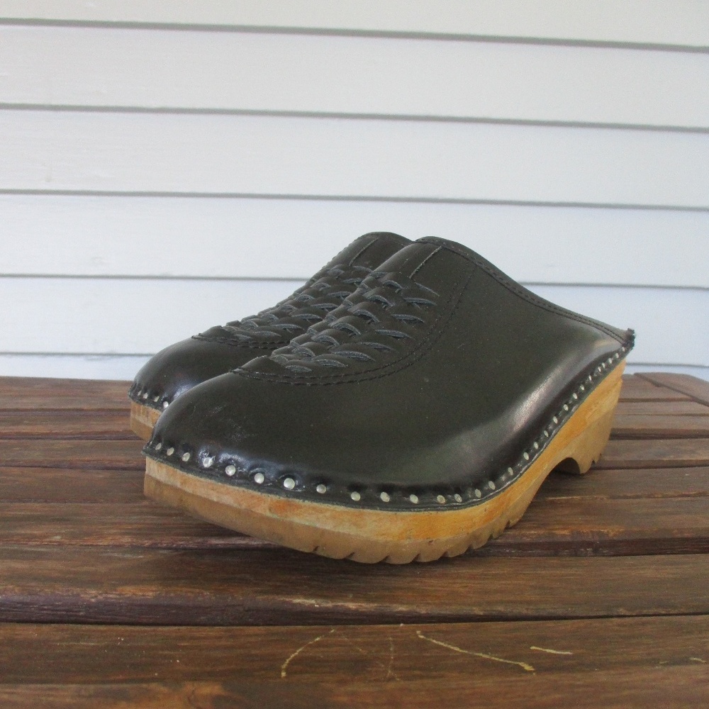 open back clogs just scream summer!